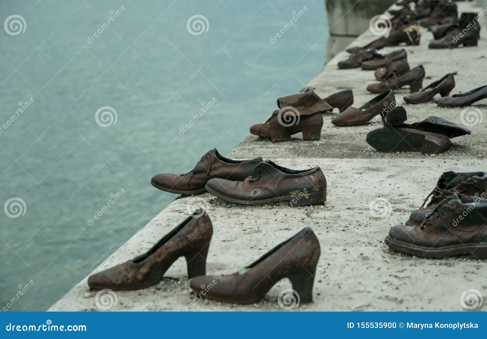 ολοκαύτωμα στην ευρώπη παπούτσια στο ανάχωμα δούναβη στη βουδαπέστη 155535900 ολοκαύτωμα στην ευρώπη παπούτσια στο ανάχωμα δούναβη στη βουδαπέστη 155535900